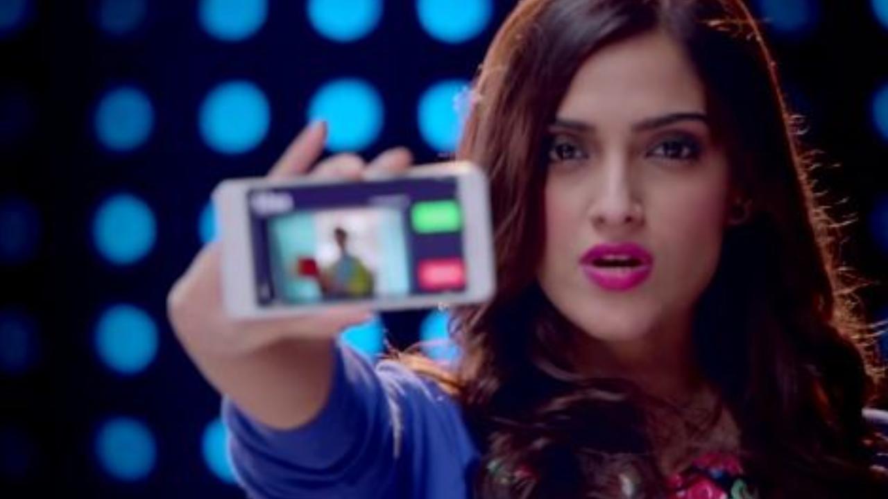Maa Ka Phone (Khoobsurat)
The movie Khoobsurat gave us the delightful song 'Maa Ka Phone.' It humorously showcases the everyday struggles of a mother-son relationship in the age of technology. This fun-filled track is sure to bring a smile to your face.