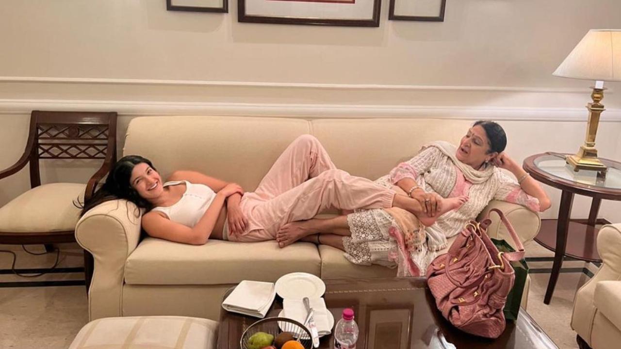 Shanaya Kapoor and her grandmother are relaxing on the sofa, talking about something.