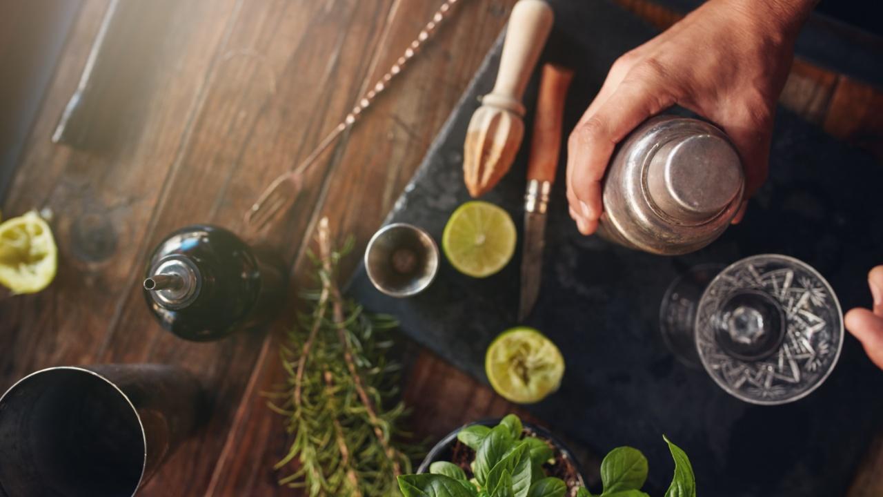 Ingredients:Hennessy Very Special 40 ml Fresh lemon juice 30 ml Mango puree 15 ml Simple syrup 15 ml Top with soda 1