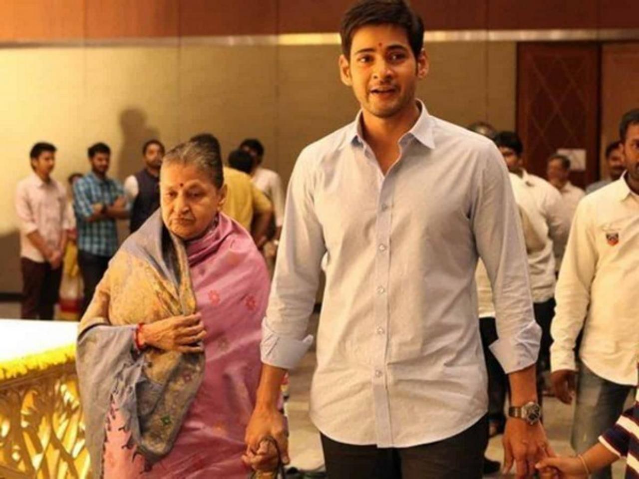 Mahesh Babu is a complete family man. He recently lost his mother and this candid picture of him with his mother had gone viral