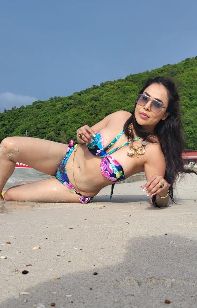 Nikita Rawal displayed her toned abs in a gorgeous floral bikini.