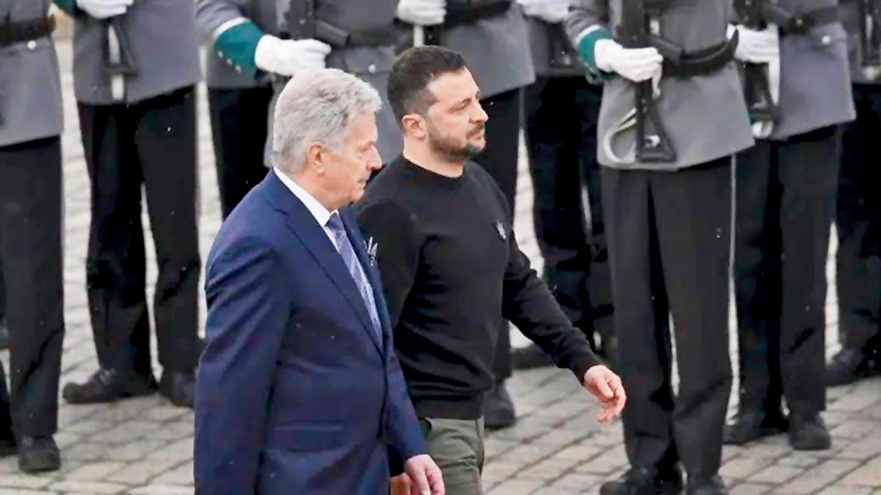 Ukrainian President Volodymyr Zelensky (right) and Finnish President Sauli Niinisto review the honor guard in Helsinki. Pic/AP