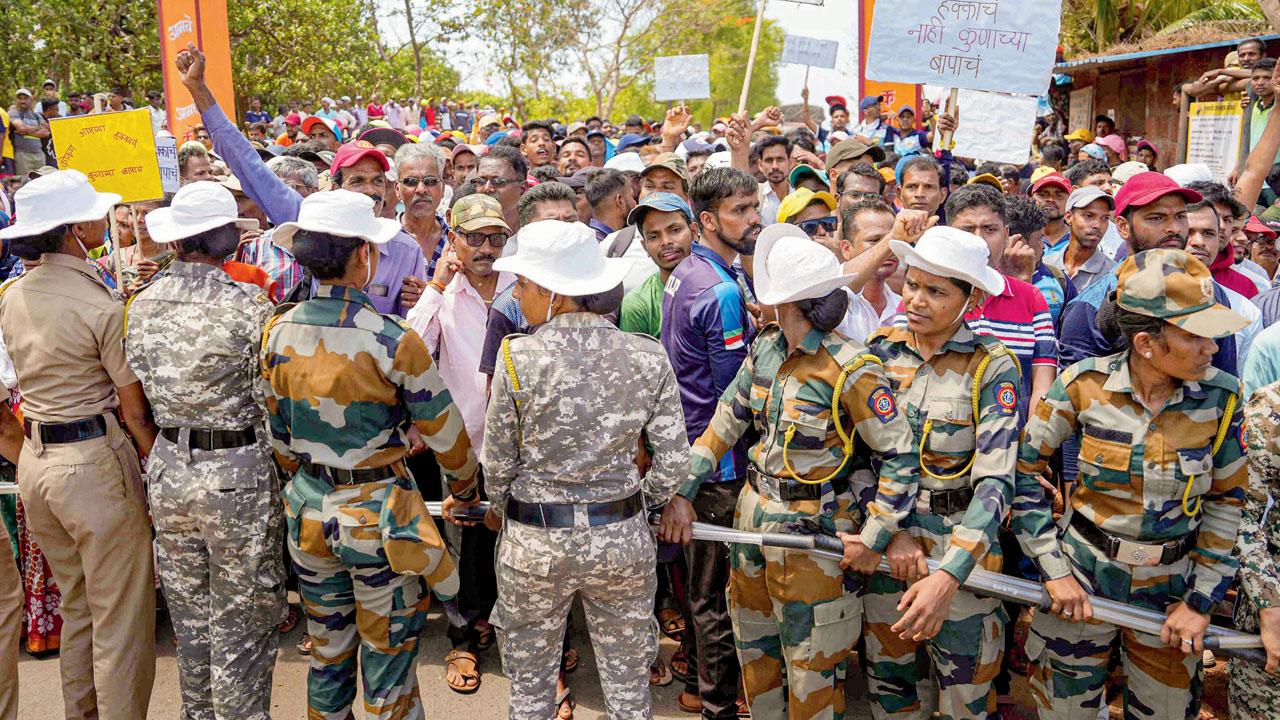 People seen protesting against the Barsu-Solgaon refinery project during Uddhav Thackeray’s visit to Barsu in Ratnagiri district on Saturday. Pics/PTI