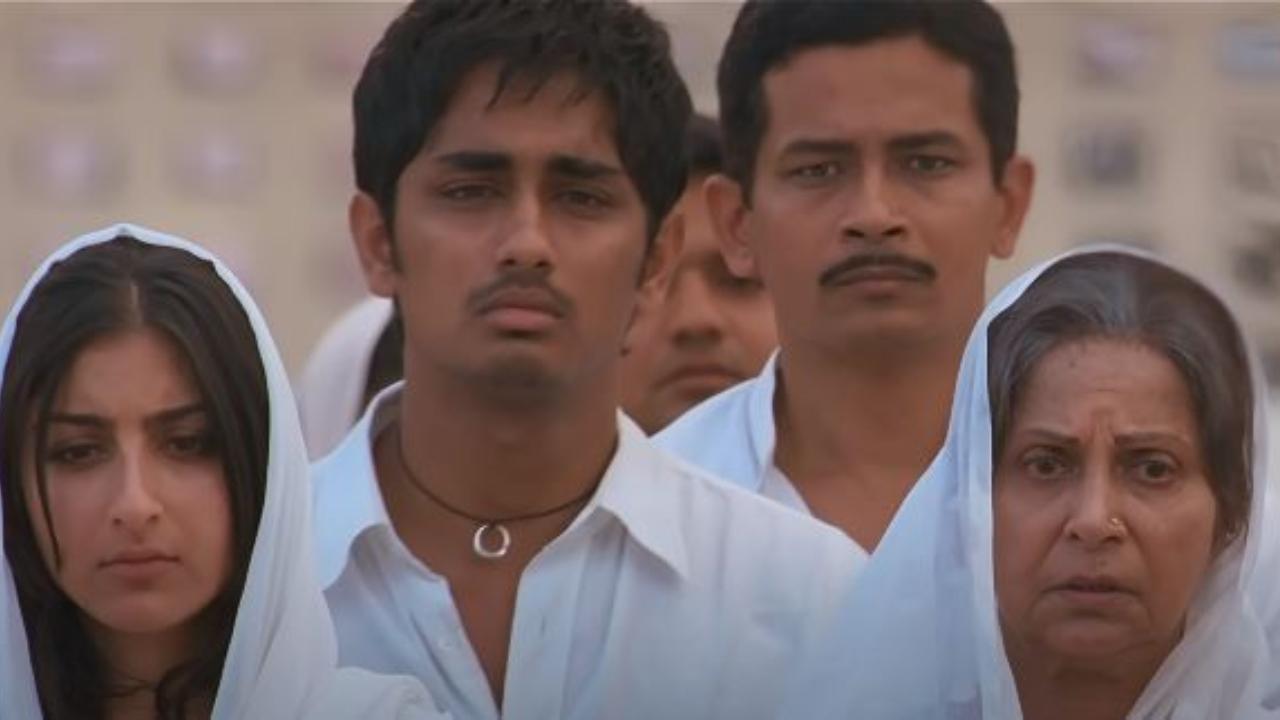 Luka Chuppi (Rang De Basanti)
'Luka Chuppi' from the movie 'Rang De Basanti' is another gem that deserves mention. This soul-stirring song, sung by Lata Mangeshkar and A.R. Rahman, captures the essence of a mother's words of wisdom and her ability to comfort and protect her child.
