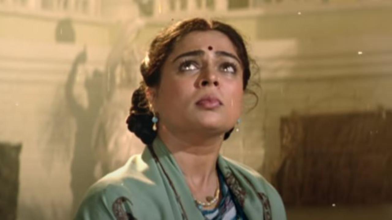 Reema Lagoo
Reema Lagoo became synonymous with the role of a caring and understanding mother in Hindi cinema. Her performances in films like 'Maine Pyar Kiya' (1989) and 'Hum Aapke Hain Koun..!' (1994) are still cherished by audiences.