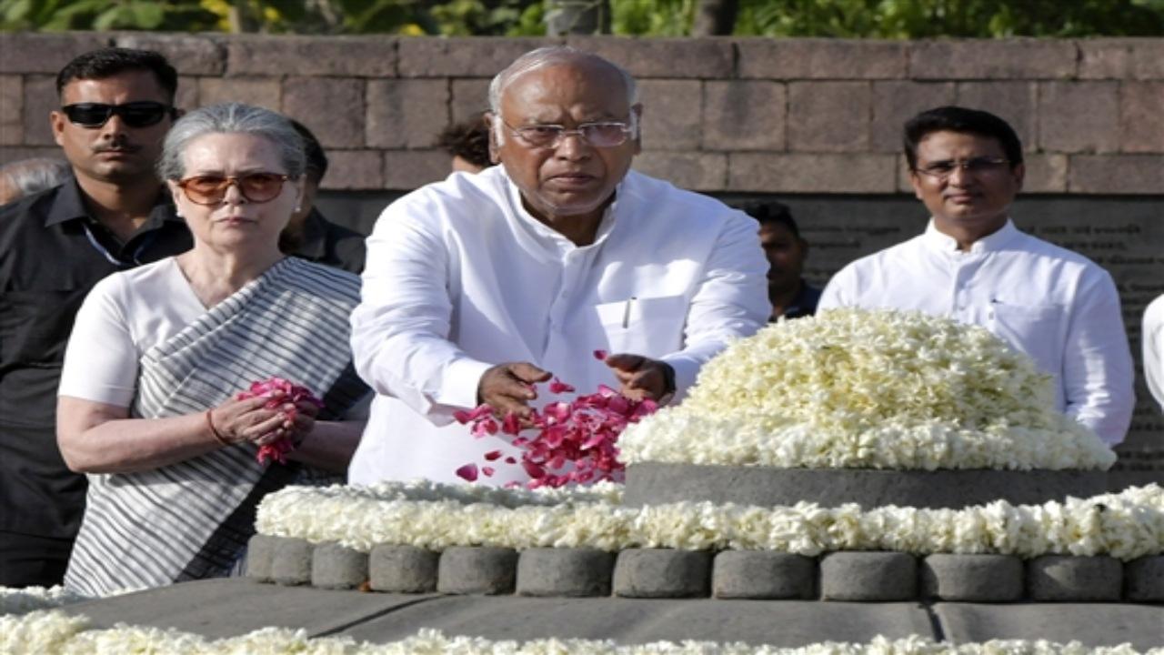 Congress President Mallikarjun Kharge pays floral tribute to former prime minister Rajiv Gandhi on his 32nd death anniversary at Veer Bhoomi of Rajghat in New Delhi on Sunday. Congress parliamentary party chairperson Sonia Gandhi also seen. ANI Photo