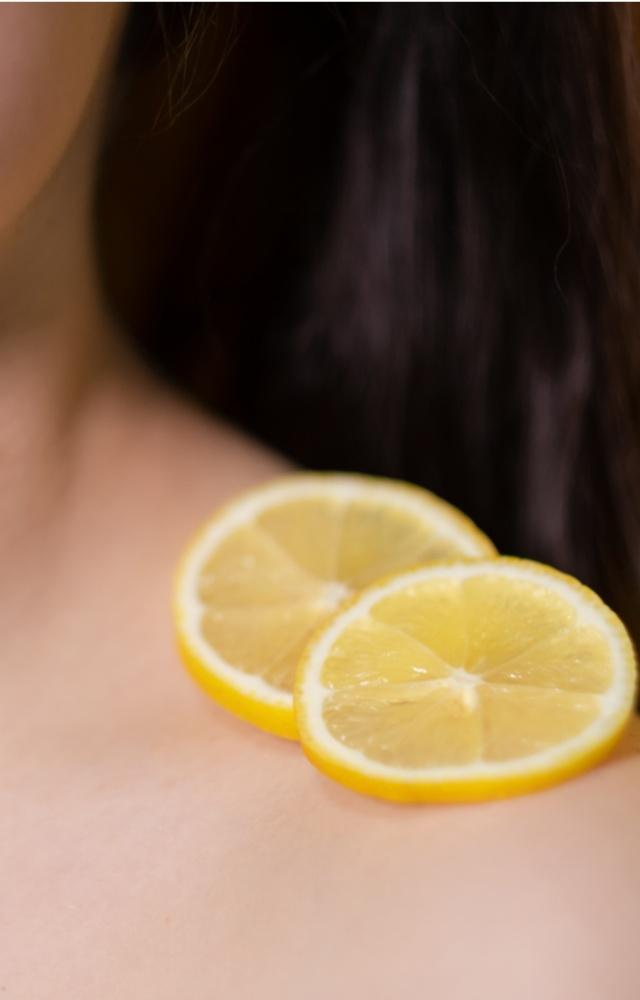Rich in antiseptic and antimicrobial properties, lemon helps in eradicating unpleasant odours. Its citric acid also reduces the growth of harmful bacteria
