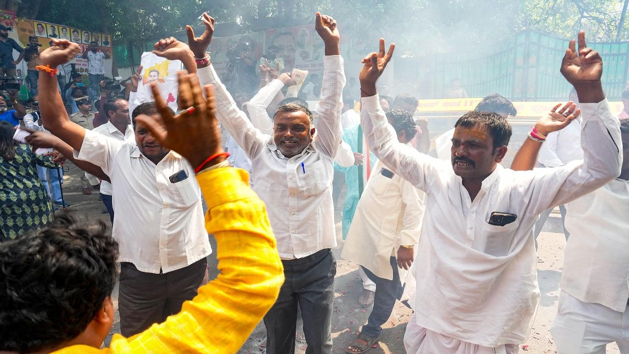 The villagers set off crackers, raised slogans hailing Siddaramaiah and distributed sweets. His brother Sidde Gowda was confident that Siddaramaiah will be chosen for the top post