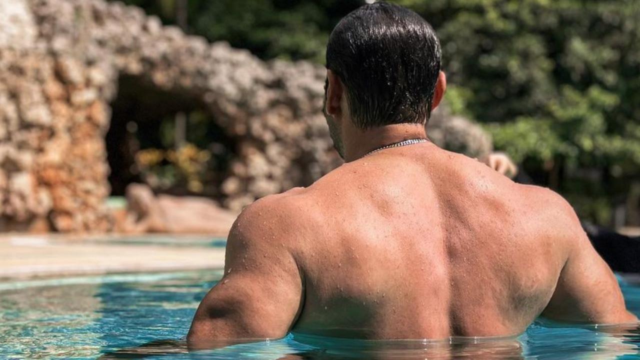 Salman Khan beats the heat in the pool, brings 'sexy back' in shirtless picture