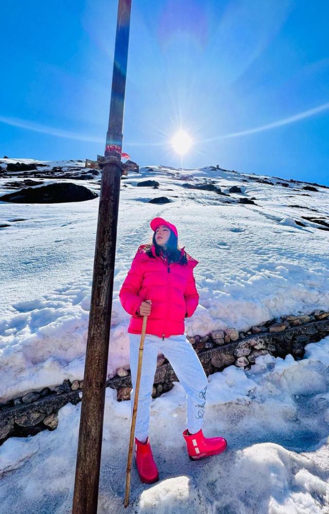 Sara revealed that the first time she visited the place she had not faced the camera and now she cannot live without it