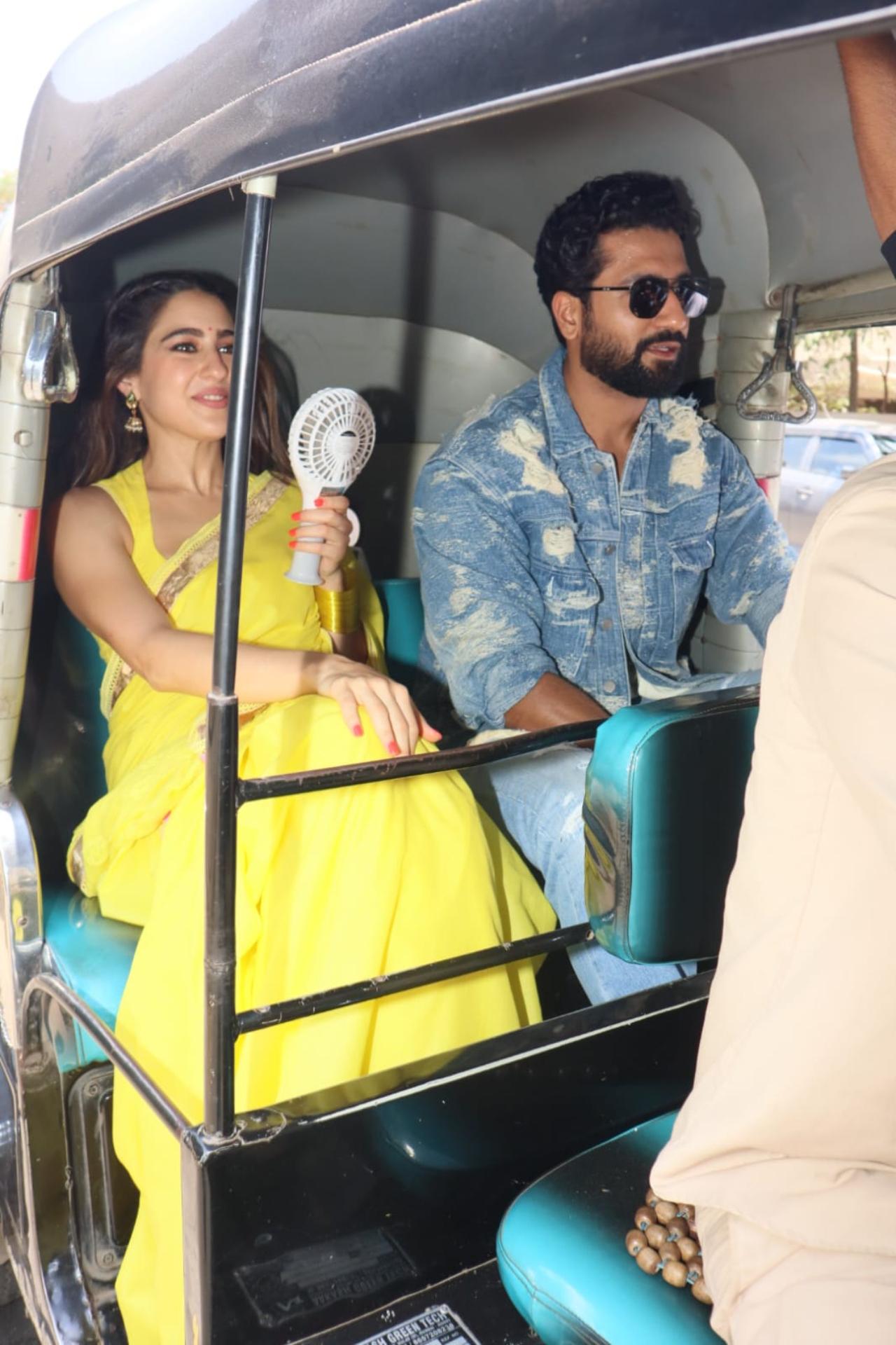 Before the trailer launch event, Sara and Vicky decided to take an auto rickshaw ride in Mumbai. The duo went live on Instagram and spoke to fans as they took a ride on the streets of Juhu. In between, they took a halt at Juhu beach to munch on some street food