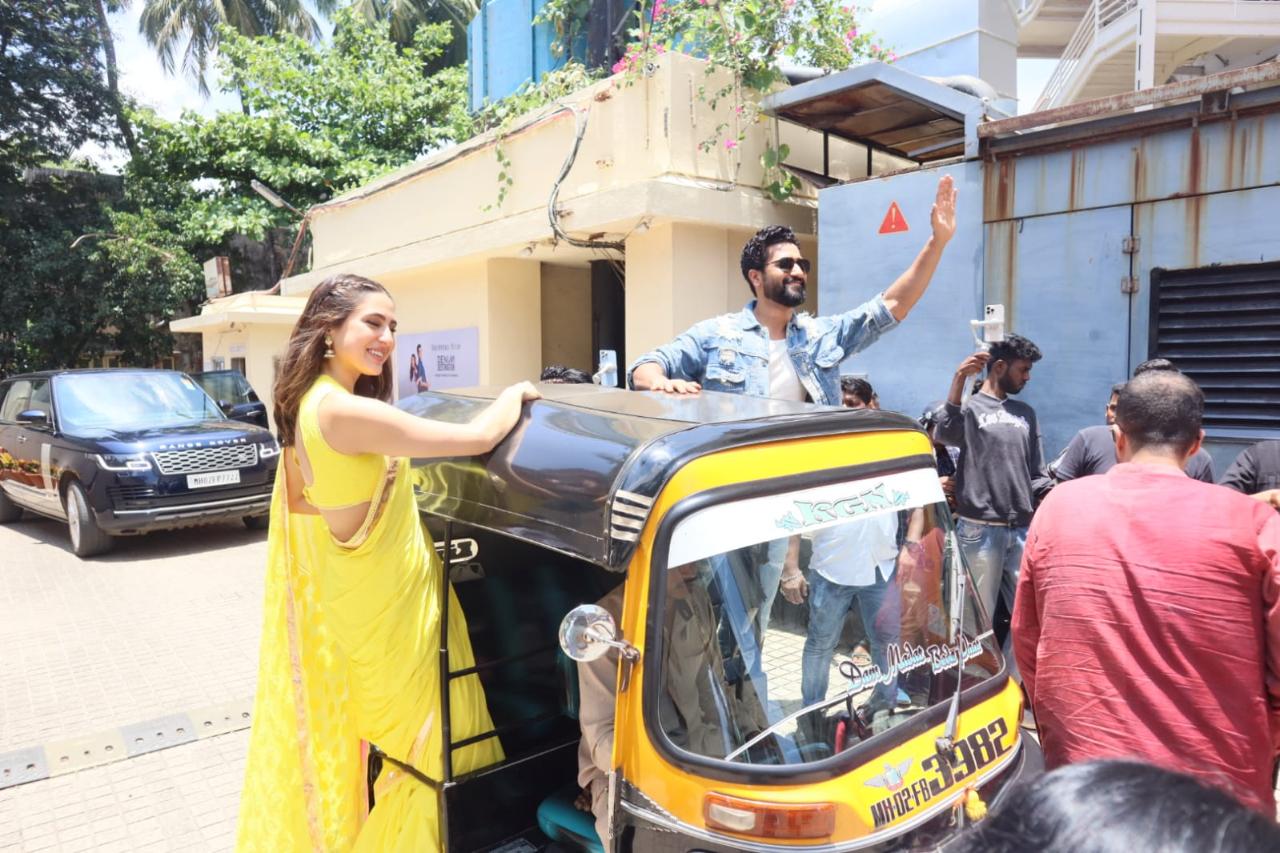 For the occasion, Sara opted for a simple bright yellow saree, while Vicky opted for an all-denim look. After their Juhu beach visit, they headed to the trailer launch venue in the rickshaw
