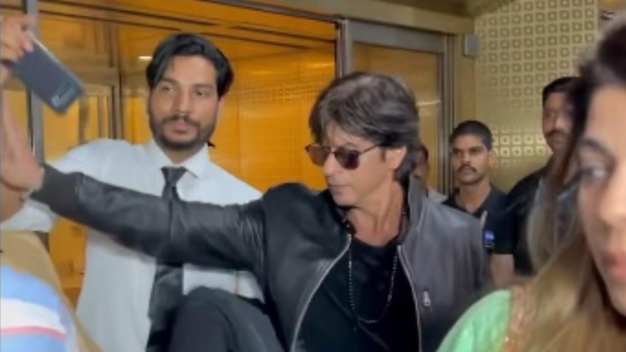 Watch! Shah Rukh Khan pushes away hand of a fan trying to click a selfie at the airport 