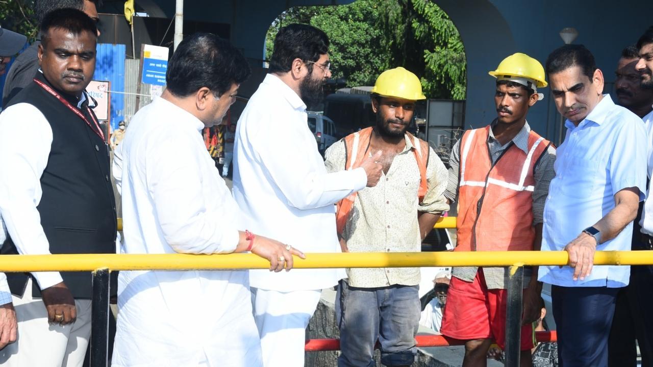 CM Shinde examined monsoon preparations by BMC. Pics/BMC's official Twitter account