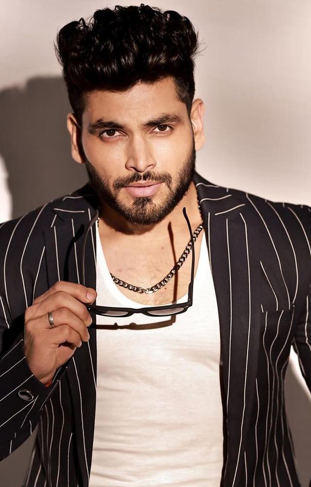 Shiv picks Divyanka Tripathi as his favourite ex-contestant because she performed stunts well.