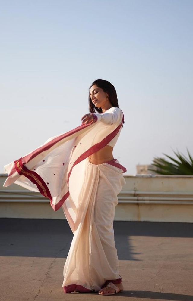 This time the actress opted for a very simple cotton saree that is perfect for the Indian summer