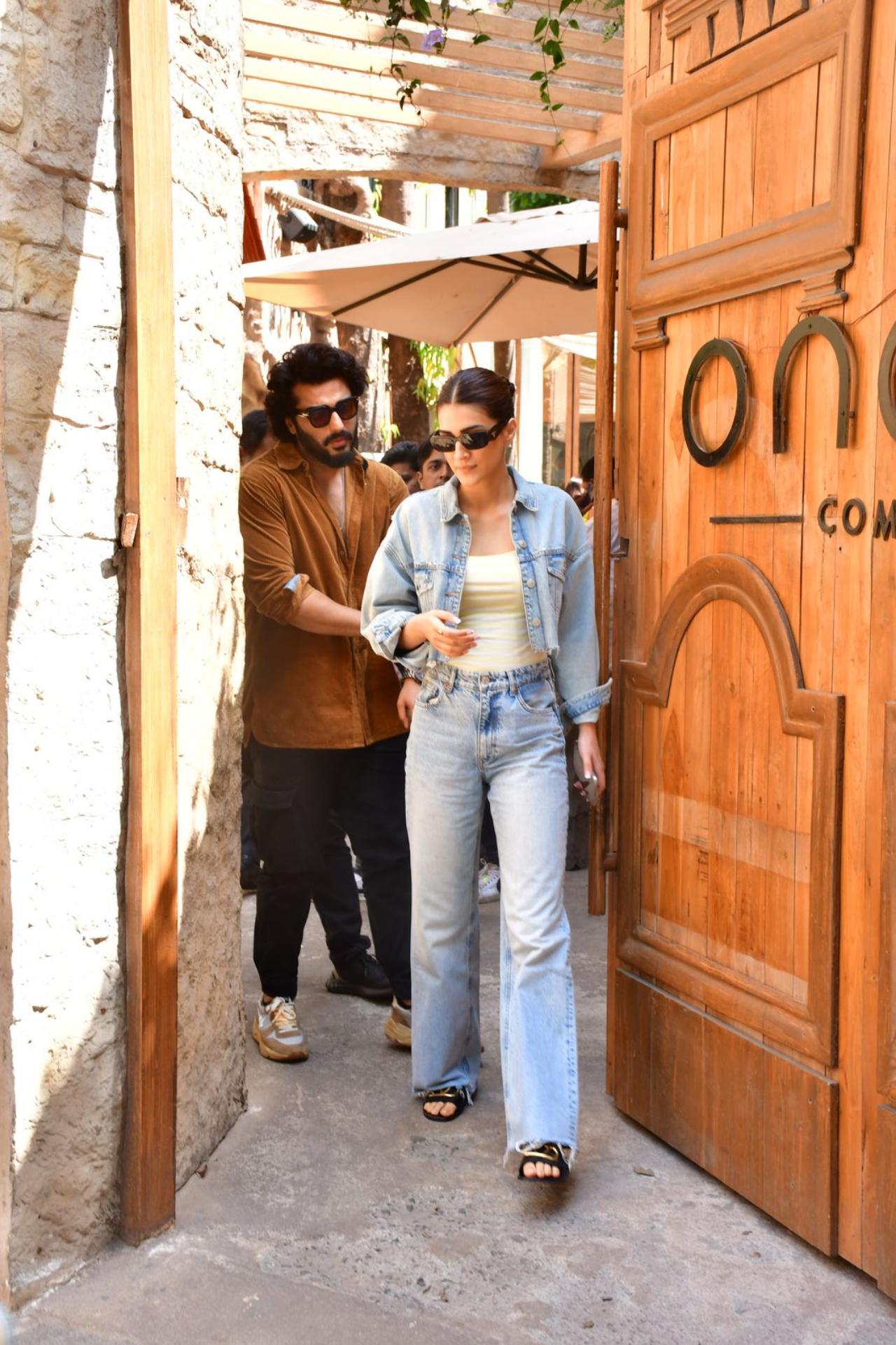 Arjun Kapoor and Kriti Sanon were spotted together at a restaurant in Bandra. Kriti is slaying in her double denim look!