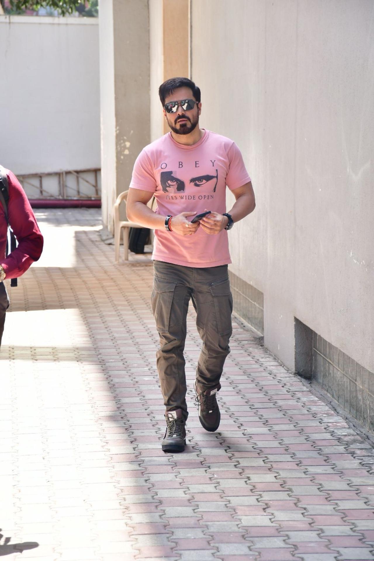 Emraan Hashmi was spotted in Bandra, rocking a pink t-shirt and grey cargo pants