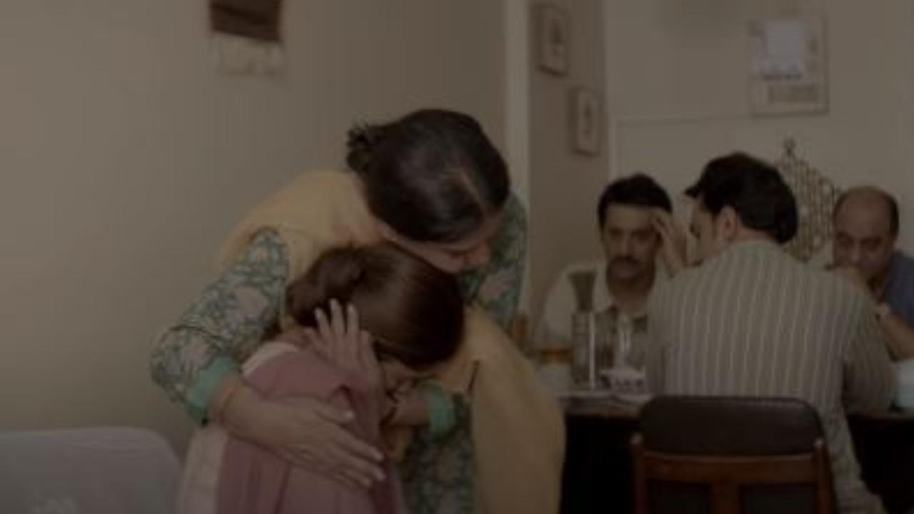 Aisa Kyun Maa (Neerja)
Aisa Kyun Maa from the movie Neerja is one of the best songs that depicts the relationship between a mother and her child. The song was sung by Sunidhi Chauhan and written by Prasoon Joshi.