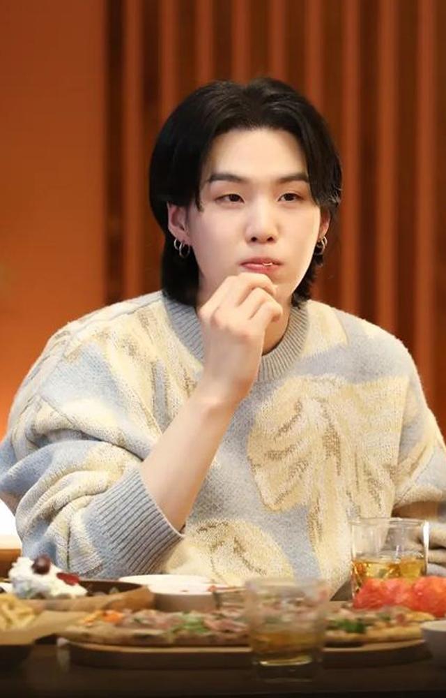 The K-pop star flaunts his pastel blue woollen sweater teamed with brown pants