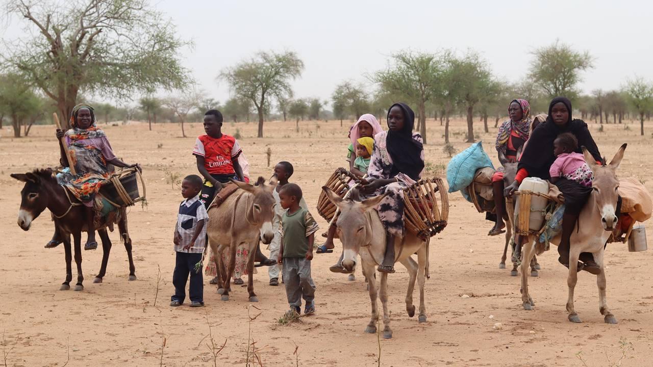 Sudan conflict: Sudanese fleeing clashes flood port city, borders with Egypt