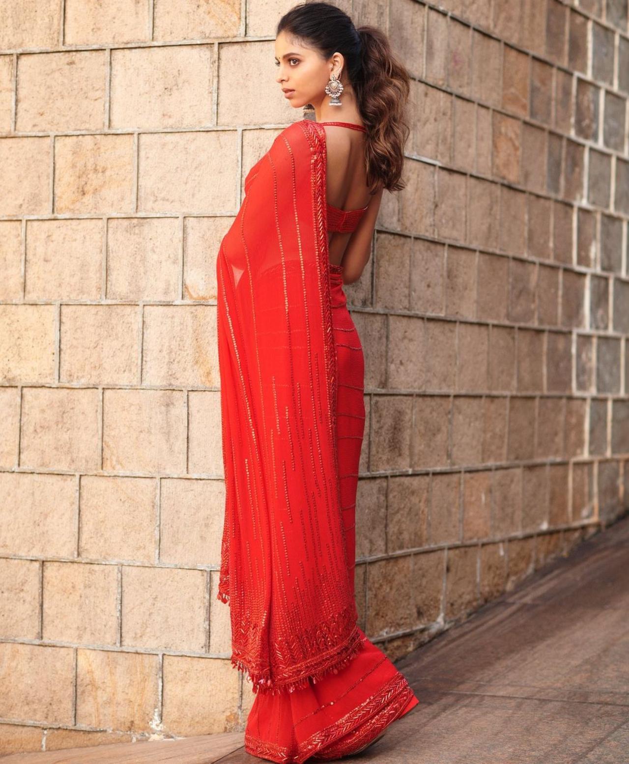 Ravisihing in red, Suhana grabbed eyeballs in her red saree!