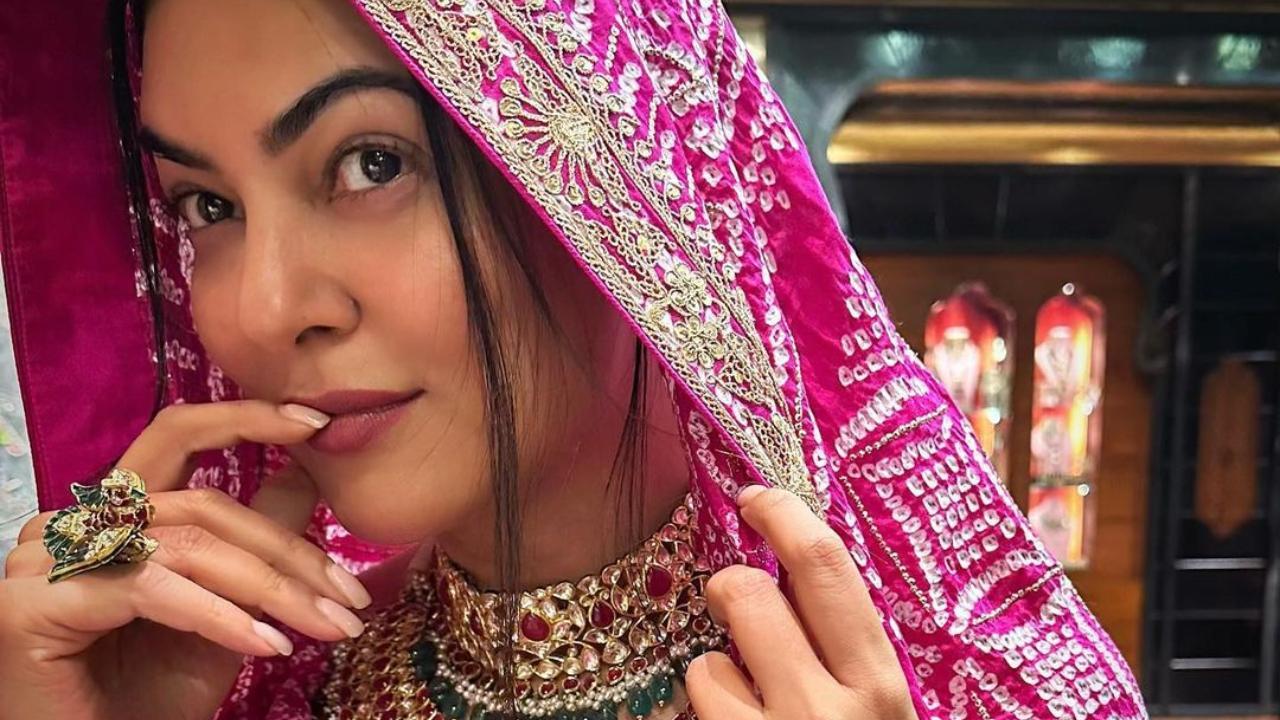 Sushmita Sen looks like a Rajasthani royal as tries on exquisite jewellery on the sets of 'Aarya 3' in Jaipur 