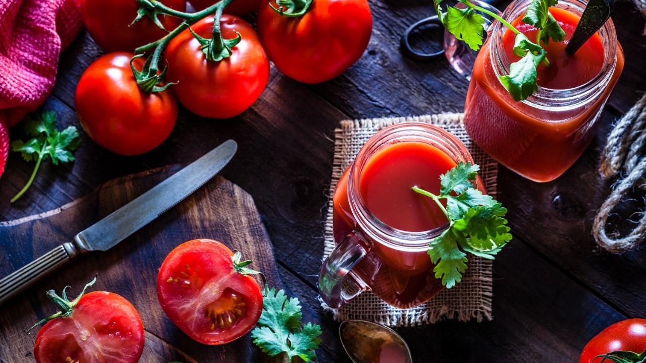 Add tomato juice to your dietSimilar to lemon, tomato also has antiseptic and antimicrobial properties which not only help to limit bacteria but also improve body odour