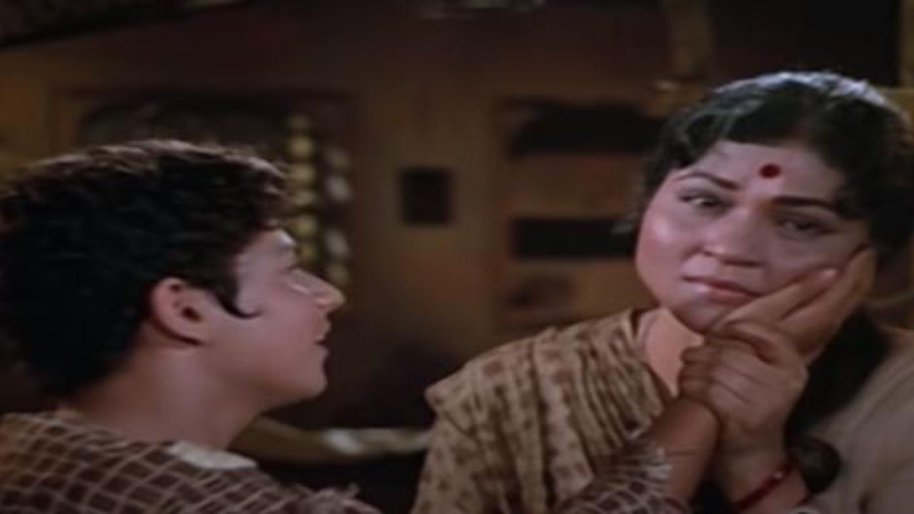 Tu Kitni Achhi Hai (Raja Aur Runk)
From the 1968 classic film Raja Aur Runk, 'Tu Kitni Achhi Hai' is an evergreen melody that perfectly portrays a child's admiration for his mother. Sung by Lata Mangeshkar, the song beautifully highlights the virtues and selflessness of a mother's love.