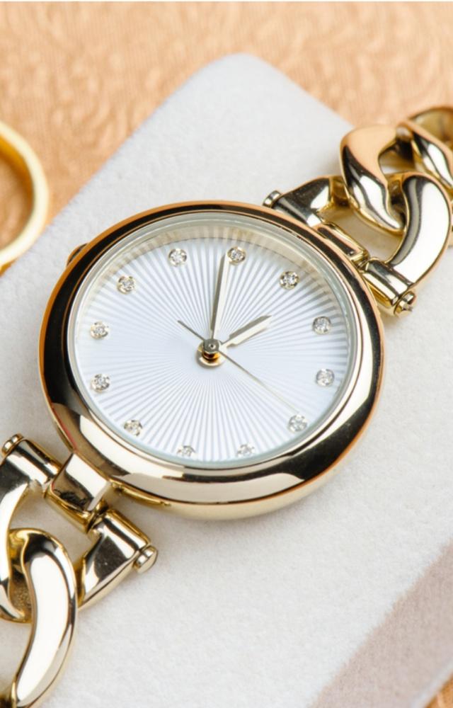 You can either buy one in gold, silver or rose gold colour. It costs somewhere around Rs 6,000