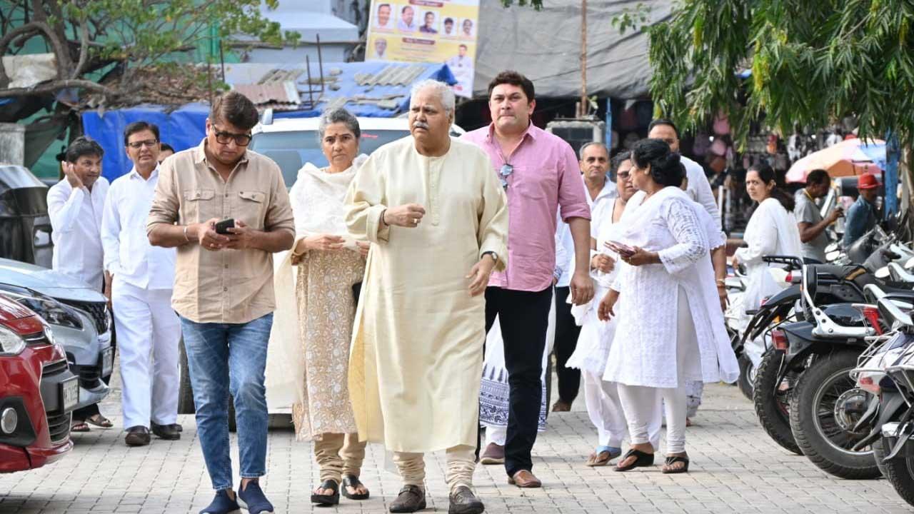 Satish Shah, along with Aatish Kapadia, Rajesh Kumar and others were spotted entering the venue.