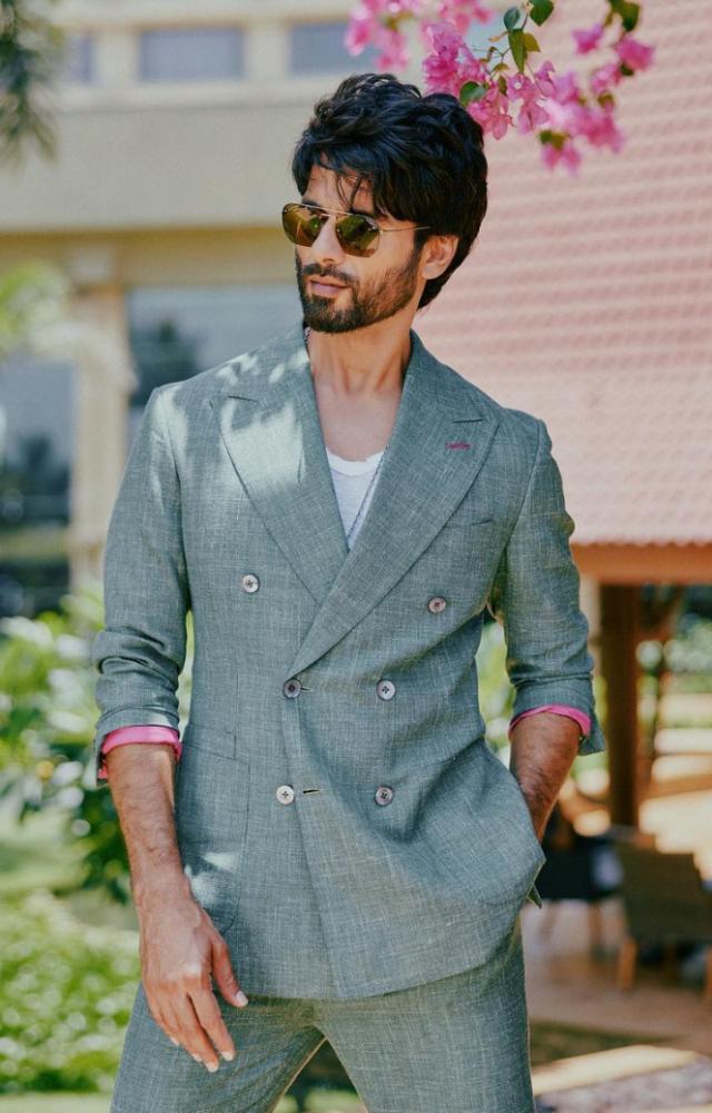 Donning a grey suit with a white tee underneath, Shahid looked chic and uber-cool at the same time