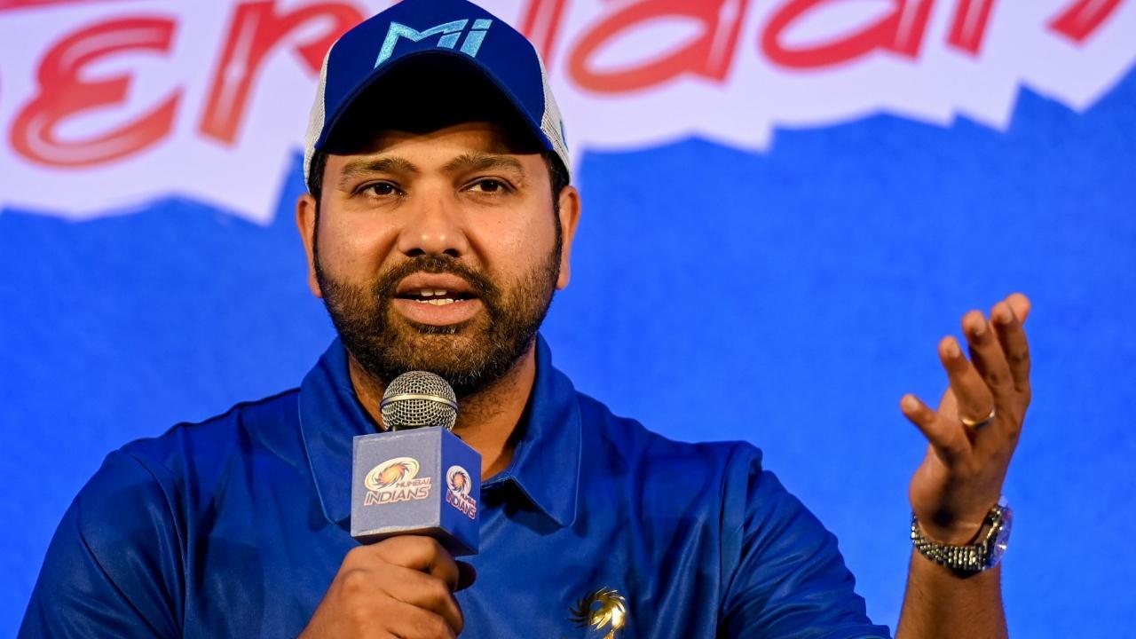 Rohit Sharma walks away with fan's phone after selfie, latter shouts 'phone toh dete jao'