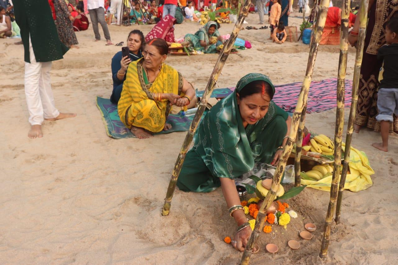 On this day, Chhathavrati is offering Arghya to the setting Sun (Pic/Anurag Ahire)