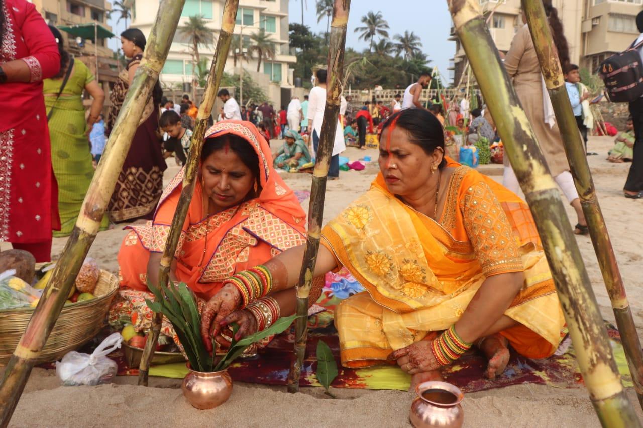 The four-day Chhath Puja began on November 17. During the festival, devotees fast and gather on the banks of rivers and ponds to offer prayers to the Sun God (Pic/Anurag Ahire)