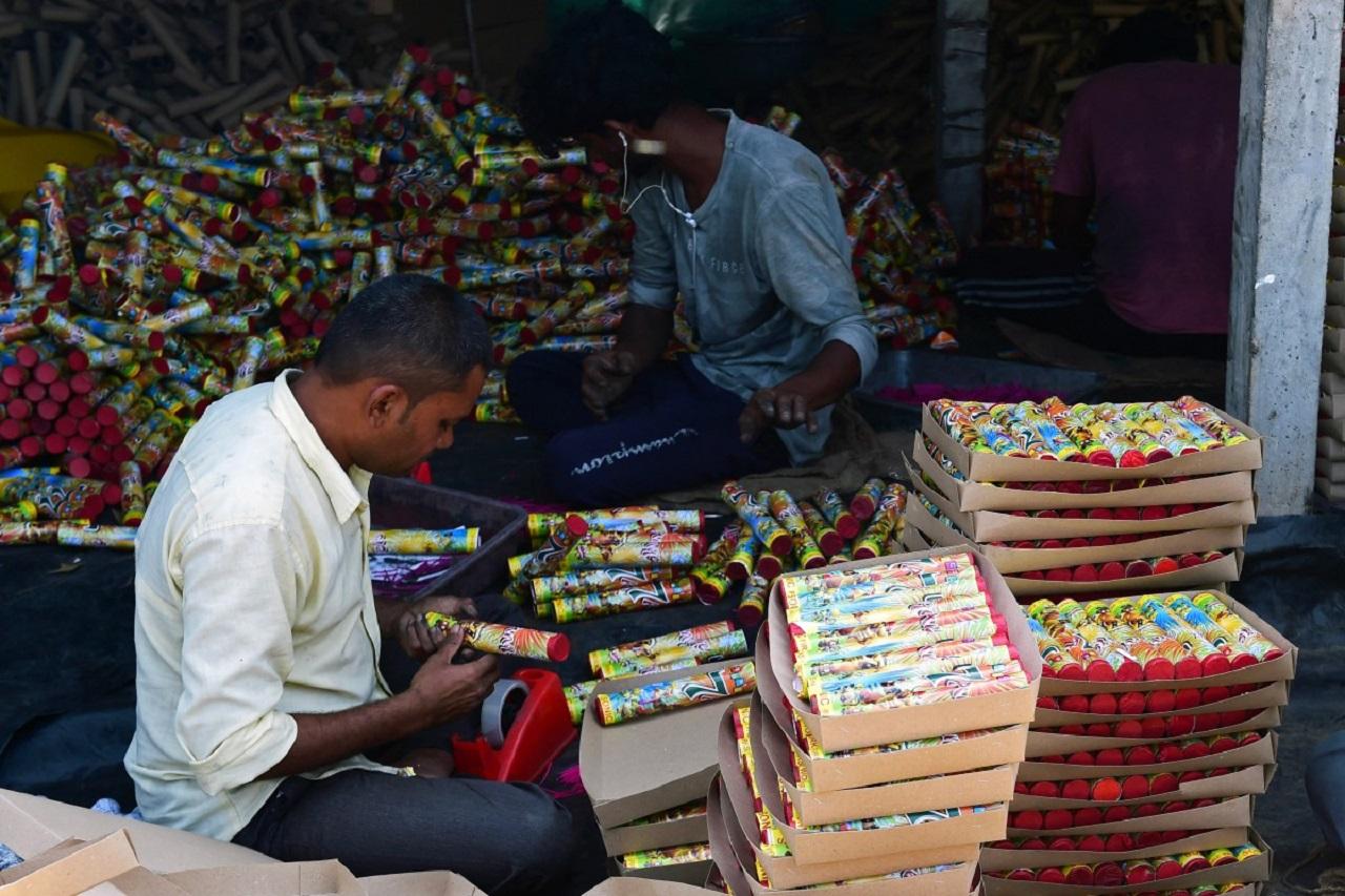 Likewise, there will be a ban on the burning of firecrackers within 100 meters of hospitals, educational institutions, religious institutions and courts