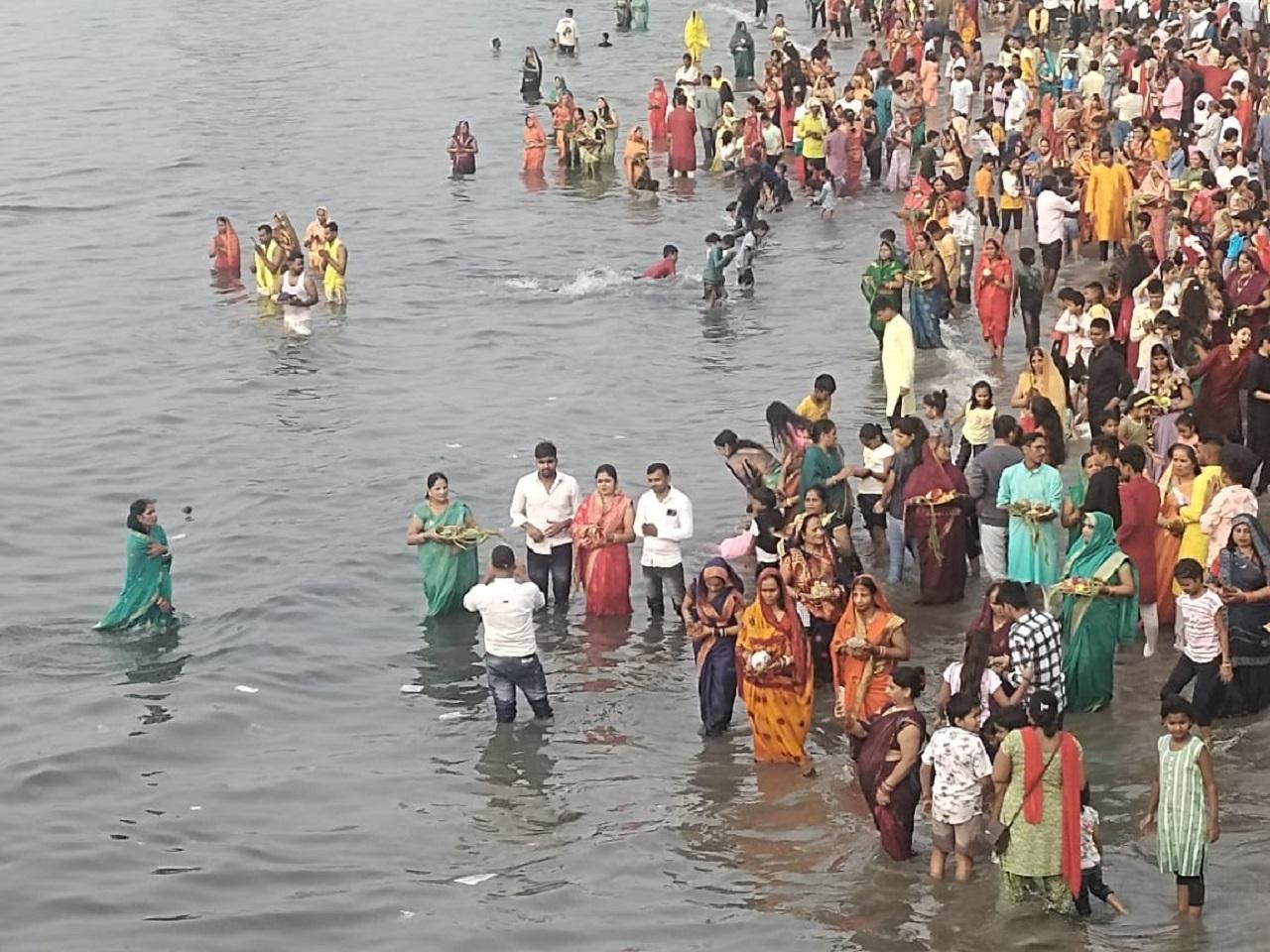 The puja is also performed to seek blessings from the Sun God to live a long, healthy, prosperous life (Pic/Sameer Markande)