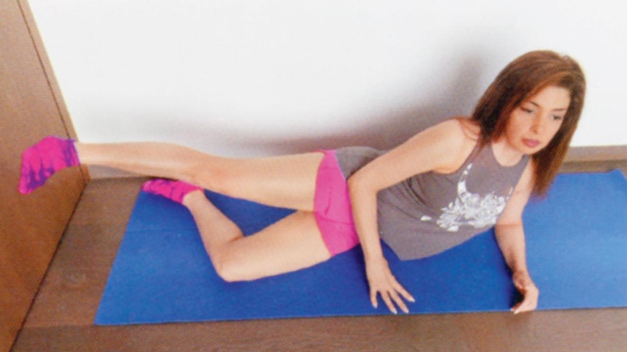 Modi Singhania demonstrates the outer thigh strengthening exercise. Pics Courtesy/PAUSE, REWIND (Penguin Random House)