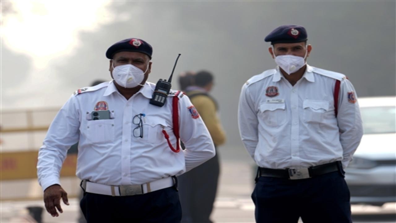 The city's Air Quality Index stood at 394 at 9:05 am on Wednesday, up from 365 on Tuesday.