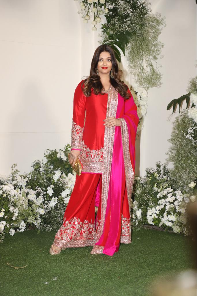 Aishwarya Rai Bachchan came to attend the celebration wearing a stunning red palazzo suit with a heavy border. She kept her hair open and applied matching red lipstick to enhance her diva avatar