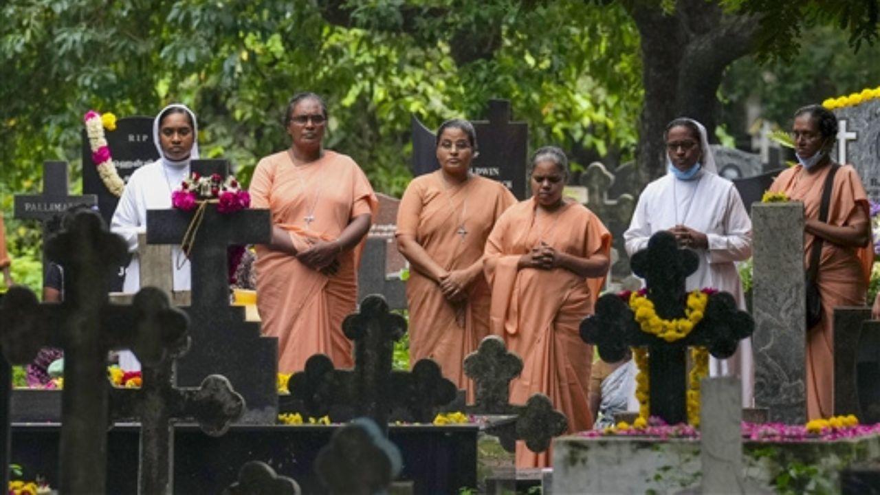 Reverend Titus said that Christians believe that through faith in Jesus Christ, one can attain eternal life. This day serves as a message of hope, emphasizing that those who believe in Jesus will live forever.