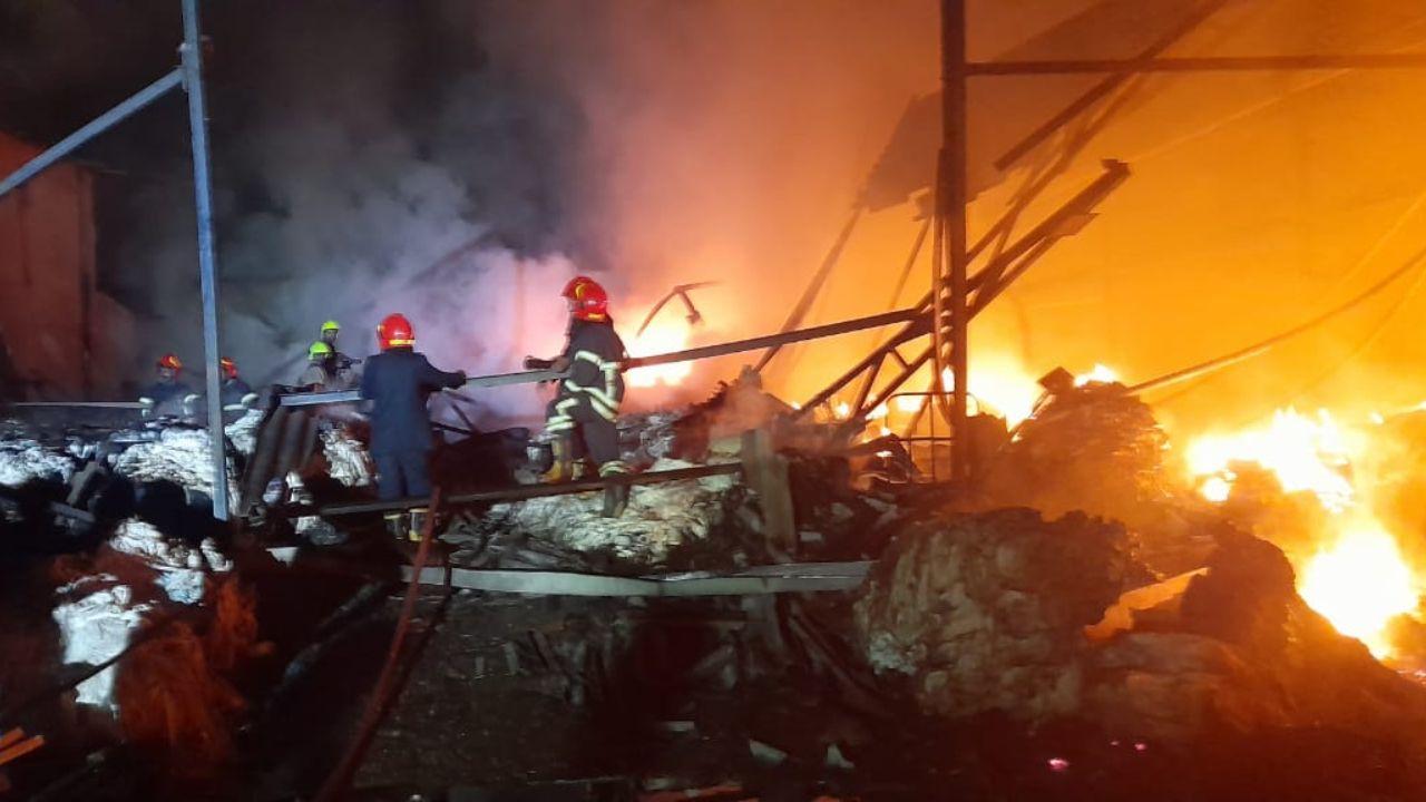The unit, which is located in Osia Mata Compaound in Raj Mata Complex, Bhiwandi, was engulfed with fire and was charred by the time it was doused. 