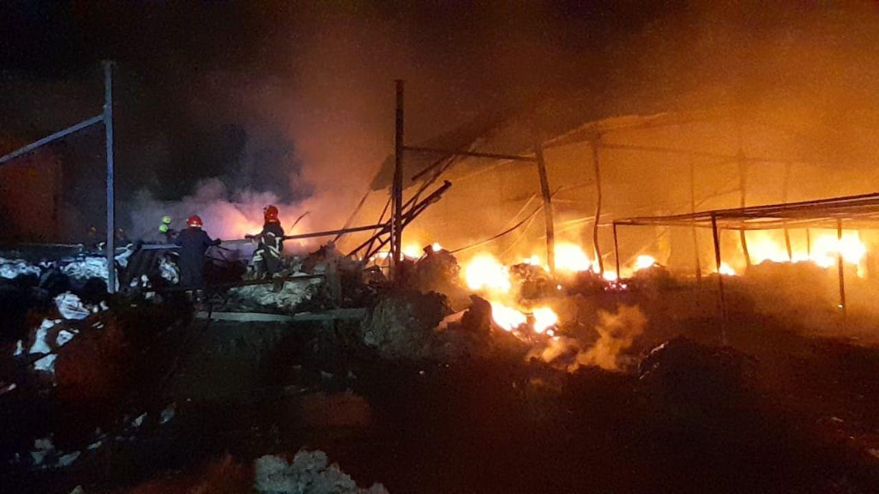 Soon after they were notified, the fire brigade units from Bhiwandi, Thane and Kalyan rushed to the spot to douse the fire. 