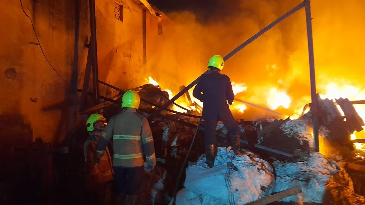 Per the officials, two fire engines of the Bhiwandi fire brigade were engaged in the operations. 