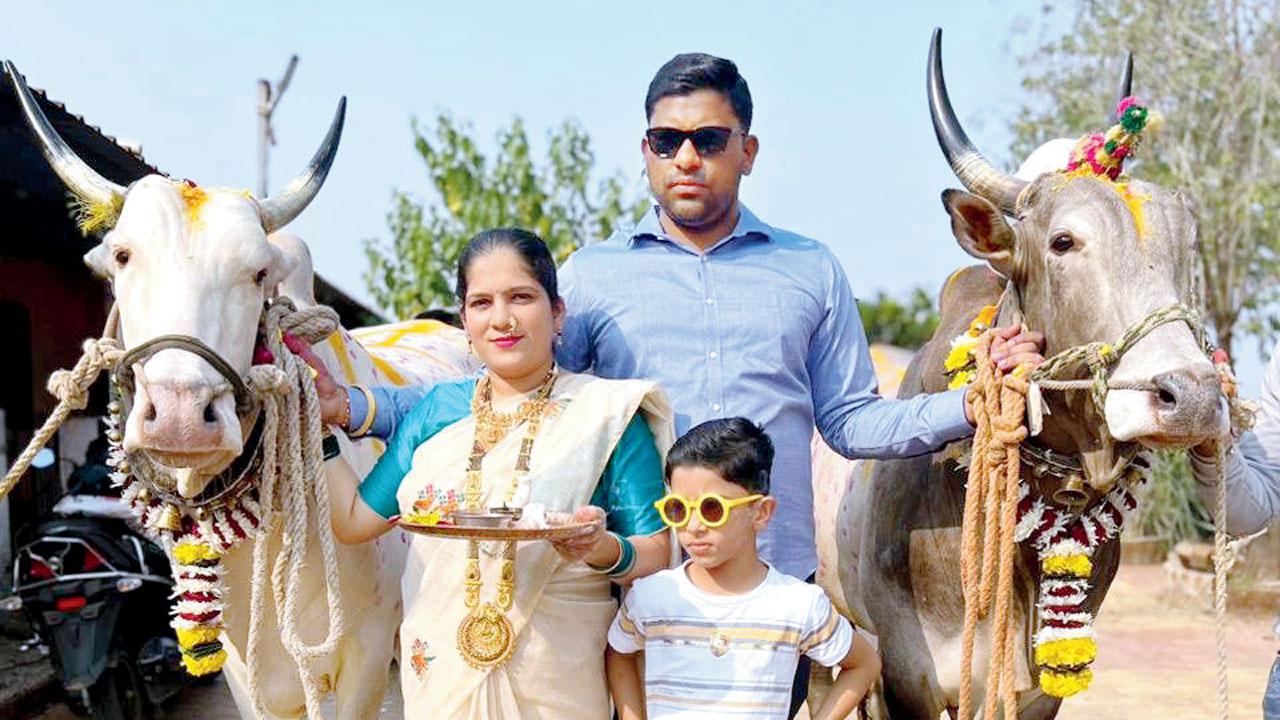 Patil, his wife and son flanked by two bulls, Gabbar (right) and Raj (left). Pics/Hanif Patel