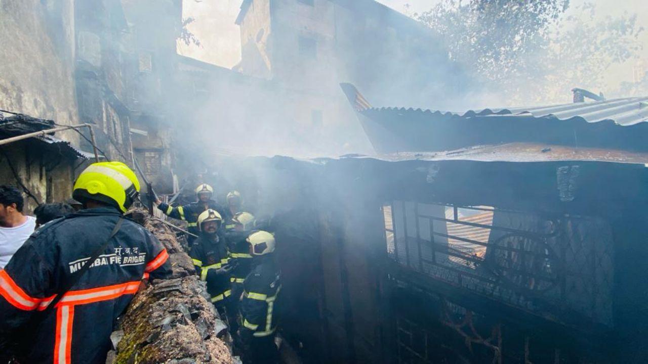 The official said that footwear, leather, stock garments, household articles and electrical installations in various 'galas' (sub-section) in the shop were gutted. 