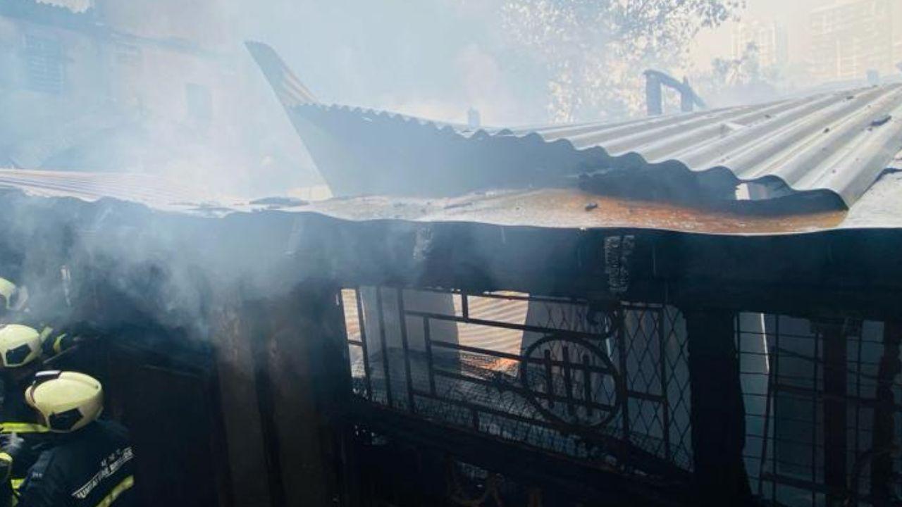 According to the fire brigade department, the 09 hose line of the 08 motor pump is in operation.