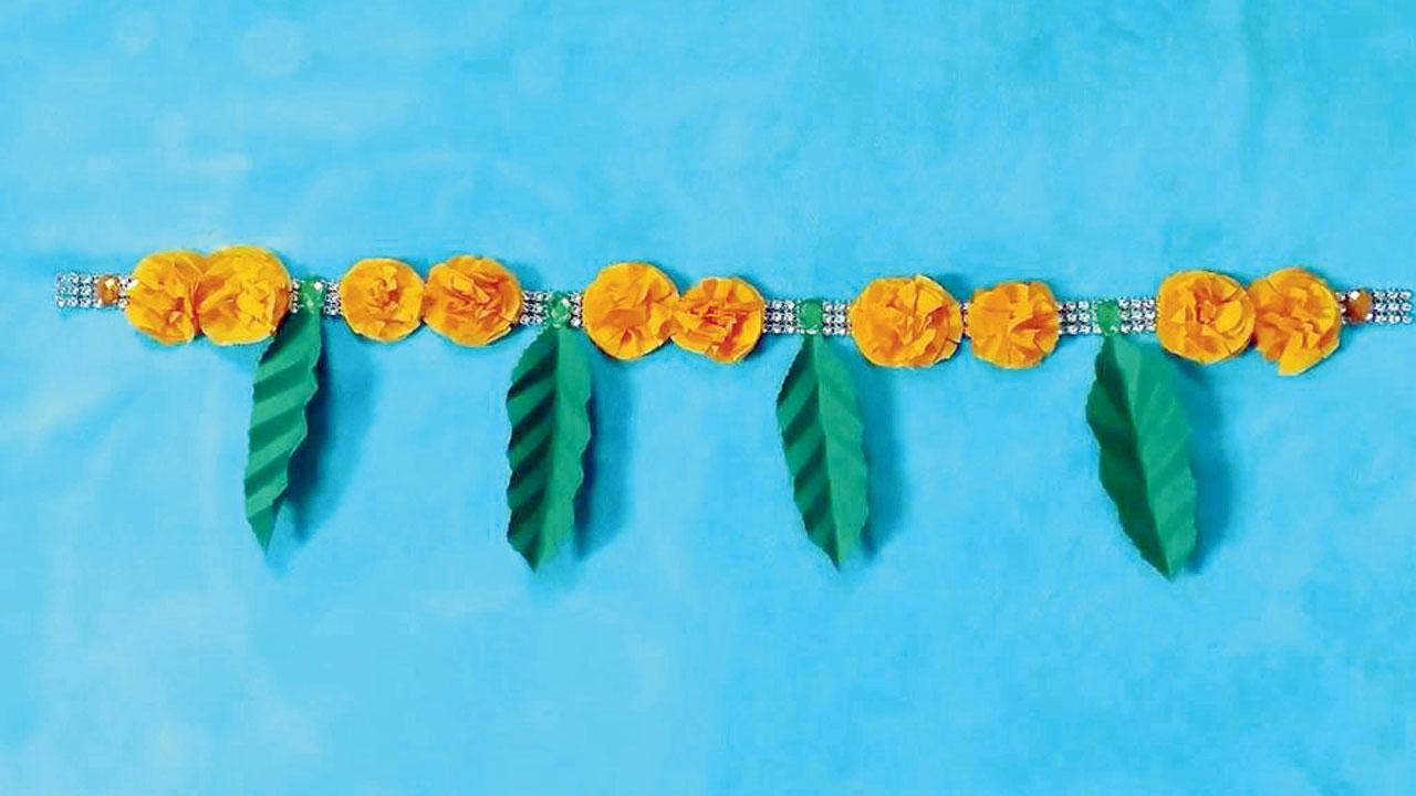 Stick the flowers and leaves on the thread at a distance of two inches