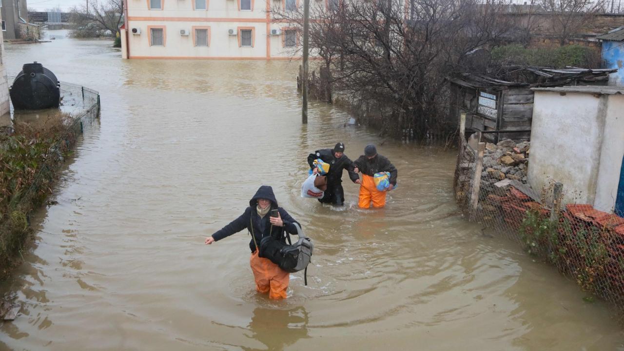 IN PHOTOS: Almost half a million people left without power in Crimea after storm