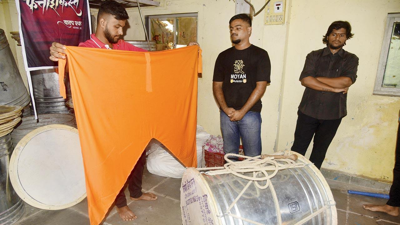 Dhol bajne lagaa. Again